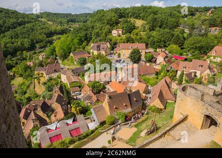 Castelnaud, Dordogne, Frankreich - 13. August 2019: Dorf um Schloss Castelnaud-la-chapelle im Dordogne-Tal, Perigord Noir, Frankreich Stockfoto