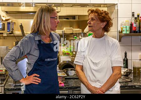 Chefin Erna Metzler, die den Namen des Ernerle in Hittisau, Österreich, inspirierte, ist noch immer täglich in der Küche präsent. Im Küchengespräch erzählt sie uns, dass ihr Vater bestimmt hat, was aus den Töchtern wurde. Ihre Schwester ging in Dienst, sie ging in die Küche. Erna Metzler war als autodidaktischer Koch so erfolgreich, dass sie mehrere Gault Millau-Preise für das Restaurant gewann Stockfoto