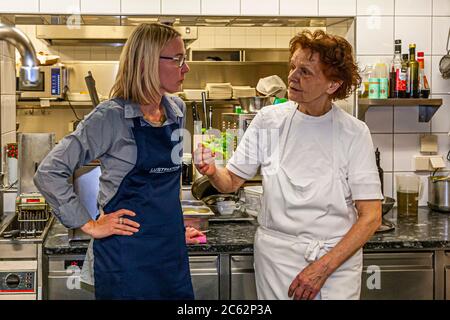 Chefin Erna Metzler, die den Namen des Ernerle in Hittisau, Österreich, inspirierte, ist noch immer täglich in der Küche präsent. Im Küchengespräch erzählt sie uns, dass ihr Vater bestimmt hat, was aus den Töchtern wurde. Ihre Schwester ging in Dienst, sie ging in die Küche. Erna Metzler war als autodidaktischer Koch so erfolgreich, dass sie mehrere Gault Millau-Preise für das Restaurant gewann Stockfoto