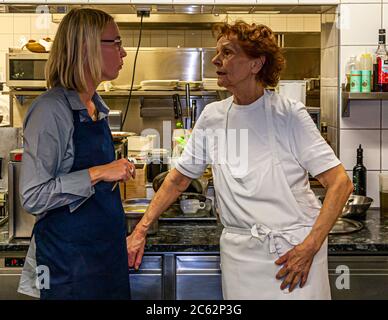 Chefin Erna Metzler, die den Namen des Ernerle in Hittisau, Österreich, inspirierte, ist noch immer täglich in der Küche präsent. Im Küchengespräch erzählt sie uns, dass ihr Vater bestimmt hat, was aus den Töchtern wurde. Ihre Schwester ging in Dienst, sie ging in die Küche. Erna Metzler war als autodidaktischer Koch so erfolgreich, dass sie mehrere Gault Millau-Preise für das Restaurant gewann Stockfoto