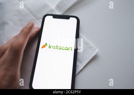 Instacart App Logo auf dem Smartphone-Bildschirm. Stockfoto