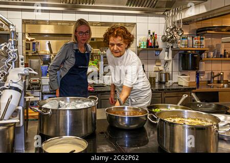 Chefin Erna Metzler, die den Namen des Ernerle in Hittisau, Österreich, inspirierte, ist noch immer täglich in der Küche präsent. Im Küchengespräch erzählt sie uns, dass ihr Vater bestimmt hat, was aus den Töchtern wurde. Ihre Schwester ging in Dienst, sie ging in die Küche. Erna Metzler war als autodidaktischer Koch so erfolgreich, dass sie mehrere Gault Millau-Preise für das Restaurant gewann Stockfoto