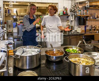 Chefin Erna Metzler, die den Namen des Ernerle in Hittisau, Österreich, inspirierte, ist noch immer täglich in der Küche präsent. Im Küchengespräch erzählt sie uns, dass ihr Vater bestimmt hat, was aus den Töchtern wurde. Ihre Schwester ging in Dienst, sie ging in die Küche. Erna Metzler war als autodidaktischer Koch so erfolgreich, dass sie mehrere Gault Millau-Preise für das Restaurant gewann Stockfoto