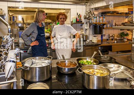 Chefin Erna Metzler, die den Namen des Ernerle in Hittisau, Österreich, inspirierte, ist noch immer täglich in der Küche präsent. Im Küchengespräch erzählt sie uns, dass ihr Vater bestimmt hat, was aus den Töchtern wurde. Ihre Schwester ging in Dienst, sie ging in die Küche. Erna Metzler war als autodidaktischer Koch so erfolgreich, dass sie mehrere Gault Millau-Preise für das Restaurant gewann Stockfoto