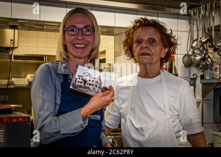 Chefin Erna Metzler, die den Namen des Ernerle in Hittisau, Österreich, inspirierte, ist noch immer täglich in der Küche präsent. Im Küchengespräch erzählt sie uns, dass ihr Vater bestimmt hat, was aus den Töchtern wurde. Ihre Schwester ging in Dienst, sie ging in die Küche. Erna Metzler war als autodidaktischer Koch so erfolgreich, dass sie mehrere Gault Millau-Preise für das Restaurant gewann Stockfoto