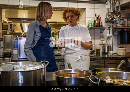 Chefin Erna Metzler, die den Namen des Ernerle in Hittisau, Österreich, inspirierte, ist noch immer täglich in der Küche präsent. Im Küchengespräch erzählt sie uns, dass ihr Vater bestimmt hat, was aus den Töchtern wurde. Ihre Schwester ging in Dienst, sie ging in die Küche. Erna Metzler war als autodidaktischer Koch so erfolgreich, dass sie mehrere Gault Millau-Preise für das Restaurant gewann Stockfoto