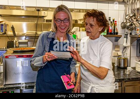 Chefin Erna Metzler, die den Namen des Ernerle in Hittisau, Österreich, inspirierte, ist noch immer täglich in der Küche präsent. Im Küchengespräch erzählt sie uns, dass ihr Vater bestimmt hat, was aus den Töchtern wurde. Ihre Schwester ging in Dienst, sie ging in die Küche. Erna Metzler war als autodidaktischer Koch so erfolgreich, dass sie mehrere Gault Millau-Preise für das Restaurant gewann Stockfoto