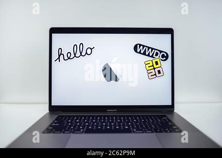 MacBook Pro mit WWDC 2020 Apple Event-Logo auf dem Bildschirm. Stockfoto
