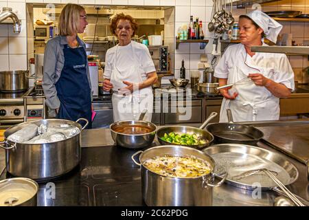 Chefin Erna Metzler, die den Namen des Ernerle in Hittisau, Österreich, inspirierte, ist noch immer täglich in der Küche präsent. Im Küchengespräch erzählt sie uns, dass ihr Vater bestimmt hat, was aus den Töchtern wurde. Ihre Schwester ging in Dienst, sie ging in die Küche. Erna Metzler war als autodidaktischer Koch so erfolgreich, dass sie mehrere Gault Millau-Preise für das Restaurant gewann Stockfoto