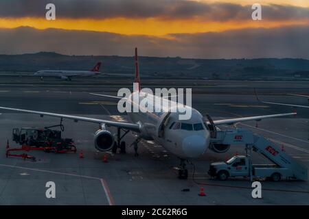 Istanbul/Türkei - Oktober 03. 2019: Airport Ground Services, Operationen und Taxi in Istanbul Airport in Sunrise Stockfoto