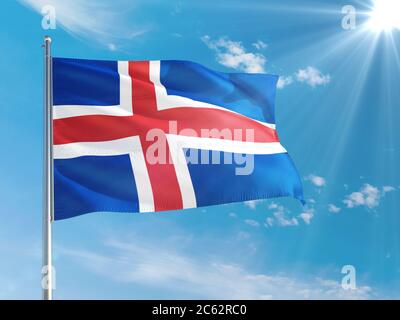 Island Nationalflagge winkt im Wind gegen tiefblauen Himmel. Hochwertige Qualität. Konzept der internationalen Beziehungen. Stockfoto
