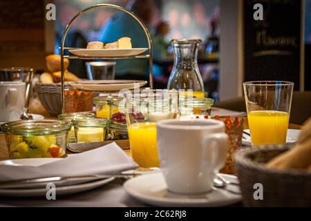 Zum Frühstück bietet das Hotel Freiberg Marmeladen und allerlei Kleinigkeiten in Gläsern zum Frühstück in Oberstdorf an Stockfoto