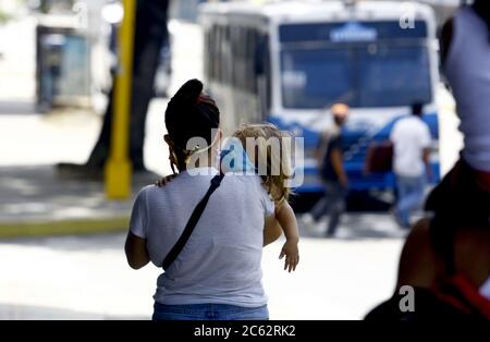 Valencia, Carabobo, Venezuela. Juli 2020. Juli 06, 2020. Die venezolanischen Behörden radikalisieren die Präventionsmaßnahmen angesichts der Zunahme der Fälle von Verhundung. Die Verwendung von Safe-Conduct ist für Transfers außerhalb einiger Gemeinden erforderlich, sie werden mit Barrikaden und Polizeikontrollen geschlossen gehalten, Fahrzeuge werden desinfiziert. Die Unternehmen mussten ihre Türen schließen und arbeiteten nur im Lebensmittel-, Gesundheits- und öffentlichen Dienstleistungssektor. In Valencia, Carabobo Staat. Foto: Juan Carlos Hernandez Kredit: Juan Carlos Hernandez/ZUMA Wire/Alamy Live News Stockfoto