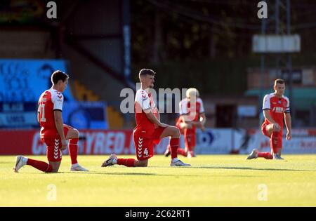 Fleetwood Town Spieler ein Knie zur Unterstützung der Black Lives Matter Bewegung während der Sky Bet League ein Play-off-Halbfinale, zweite Bein Spiel in Adams Park, Wycombe. Stockfoto