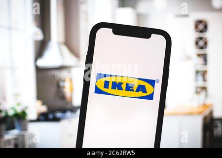 IKEA-Logo auf dem Smartphone-Bildschirm. Stockfoto