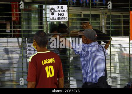 Valencia, Carabobo, Venezuela. Juli 2020. Juli 06, 2020. Die venezolanischen Behörden radikalisieren die Präventionsmaßnahmen angesichts der Zunahme der Fälle von Verhundung. Die Verwendung von Safe-Conduct ist für Transfers außerhalb einiger Gemeinden erforderlich, sie werden mit Barrikaden und Polizeikontrollen geschlossen gehalten, Fahrzeuge werden desinfiziert. Die Unternehmen mussten ihre Türen schließen und arbeiteten nur im Lebensmittel-, Gesundheits- und öffentlichen Dienstleistungssektor. In Valencia, Carabobo Staat. Foto: Juan Carlos Hernandez Kredit: Juan Carlos Hernandez/ZUMA Wire/Alamy Live News Stockfoto