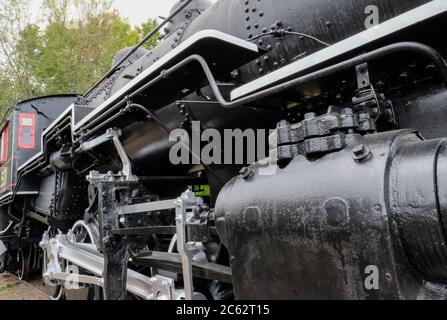 Vintage US Dampflokomotive zeigt die detaillierte Frontansicht inklusive des Hauptscheinwerfers auf der Vorderseite der Lok, wie sie in einem Eisenbahnmuseum zu sehen ist. Stockfoto