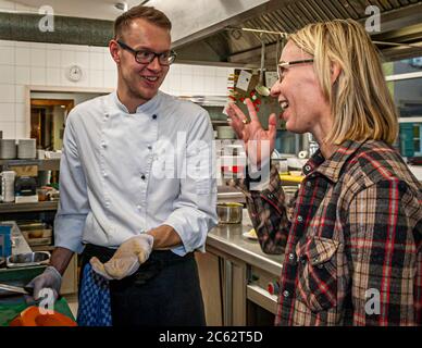 Christian Fleuter enthüllt der Journalistin Angela Berg in Oberstdorf sein Kürbisgeheimnis Stockfoto