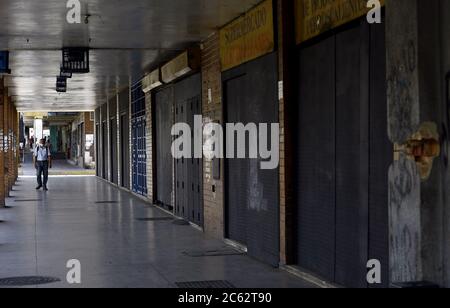 Valencia, Carabobo, Venezuela. Juli 2020. Juli 06, 2020. Die venezolanischen Behörden radikalisieren die Präventionsmaßnahmen angesichts der Zunahme der Fälle von Verhundung. Die Verwendung von Safe-Conduct ist für Transfers außerhalb einiger Gemeinden erforderlich, sie werden mit Barrikaden und Polizeikontrollen geschlossen gehalten, Fahrzeuge werden desinfiziert. Die Unternehmen mussten ihre Türen schließen und arbeiteten nur im Lebensmittel-, Gesundheits- und öffentlichen Dienstleistungssektor. In Valencia, Carabobo Staat. Foto: Juan Carlos Hernandez Kredit: Juan Carlos Hernandez/ZUMA Wire/Alamy Live News Stockfoto