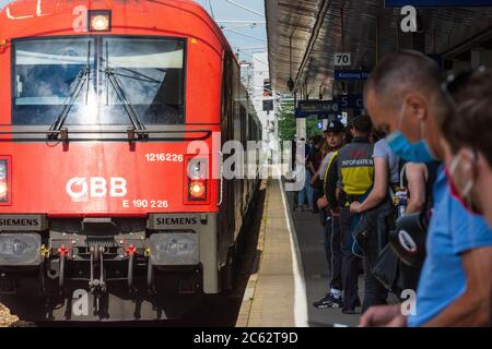 Wien, Wien: Passagiere mit Mund-Nasen-Schutz (OP-Maske, Gesichtsmaske, Mundnasenschutzmaske) am Bahnhof Meidling, Railjet 12. Stockfoto