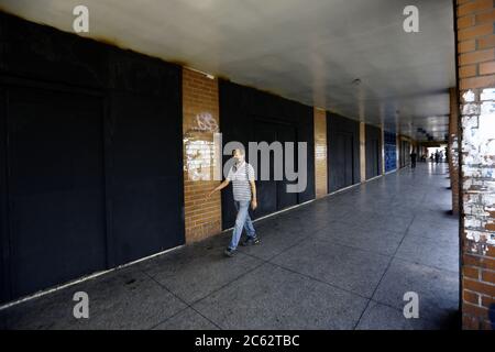 Valencia, Carabobo, Venezuela. Juli 2020. Juli 06, 2020. Die venezolanischen Behörden radikalisieren die Präventionsmaßnahmen angesichts der Zunahme der Fälle von Verhundung. Die Verwendung von Safe-Conduct ist für Transfers außerhalb einiger Gemeinden erforderlich, sie werden mit Barrikaden und Polizeikontrollen geschlossen gehalten, Fahrzeuge werden desinfiziert. Die Unternehmen mussten ihre Türen schließen und arbeiteten nur im Lebensmittel-, Gesundheits- und öffentlichen Dienstleistungssektor. In Valencia, Carabobo Staat. Foto: Juan Carlos Hernandez Kredit: Juan Carlos Hernandez/ZUMA Wire/Alamy Live News Stockfoto