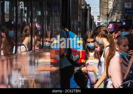 Wien, Wien: Passagiere mit Mund-Nasen-Schutz (OP-Maske, Gesichtsmaske, Mundnasenschutzmaske) am Bahnhof Meidling, Einfahrt in Railjet tra Stockfoto