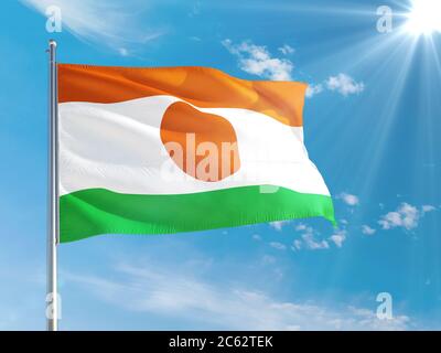 Niger Nationalflagge winkt im Wind gegen den tiefblauen Himmel. Hochwertige Qualität. Konzept der internationalen Beziehungen. Stockfoto