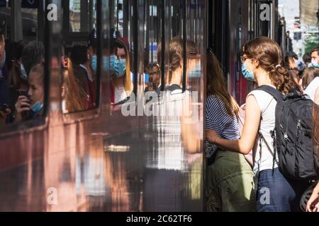 Wien, Wien: Passagiere mit Mund-Nasen-Schutz (OP-Maske, Gesichtsmaske, Mundnasenschutzmaske) am Bahnhof Meidling, Einfahrt in Railjet tra Stockfoto