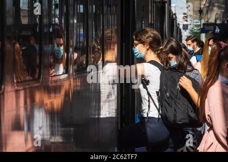 Wien, Wien: Passagiere mit Mund-Nasen-Schutz (OP-Maske, Gesichtsmaske, Mundnasenschutzmaske) am Bahnhof Meidling, Einfahrt in Railjet tra Stockfoto