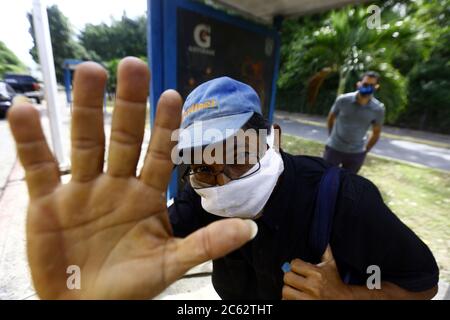 Valencia, Carabobo, Venezuela. Juli 2020. Juli 06, 2020. Die venezolanischen Behörden radikalisieren die Präventionsmaßnahmen angesichts der Zunahme der Fälle von Verhundung. Die Verwendung von Safe-Conduct ist für Transfers außerhalb einiger Gemeinden erforderlich, sie werden mit Barrikaden und Polizeikontrollen geschlossen gehalten, Fahrzeuge werden desinfiziert. Die Unternehmen mussten ihre Türen schließen und arbeiteten nur im Lebensmittel-, Gesundheits- und öffentlichen Dienstleistungssektor. In Valencia, Carabobo Staat. Foto: Juan Carlos Hernandez Kredit: Juan Carlos Hernandez/ZUMA Wire/Alamy Live News Stockfoto