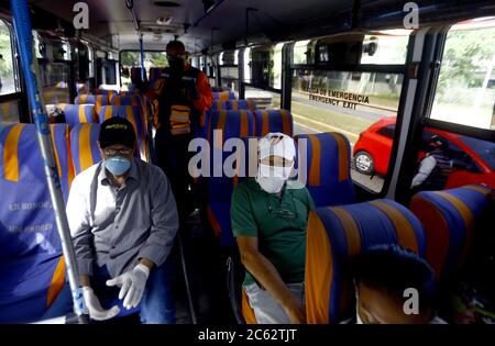 Valencia, Carabobo, Venezuela. Juli 2020. Juli 06, 2020. Die venezolanischen Behörden radikalisieren die Präventionsmaßnahmen angesichts der Zunahme der Fälle von Verhundung. Die Verwendung von Safe-Conduct ist für Transfers außerhalb einiger Gemeinden erforderlich, sie werden mit Barrikaden und Polizeikontrollen geschlossen gehalten, Fahrzeuge werden desinfiziert. Die Unternehmen mussten ihre Türen schließen und arbeiteten nur im Lebensmittel-, Gesundheits- und öffentlichen Dienstleistungssektor. In Valencia, Carabobo Staat. Foto: Juan Carlos Hernandez Kredit: Juan Carlos Hernandez/ZUMA Wire/Alamy Live News Stockfoto