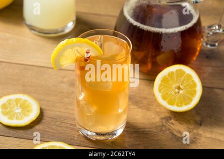 Erfrischende kalte Limonade und Eistee mit einer Zitrone Stockfoto