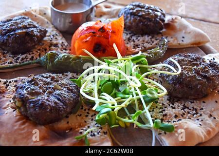 Kebab-Gericht im Nahen Osten Stockfoto