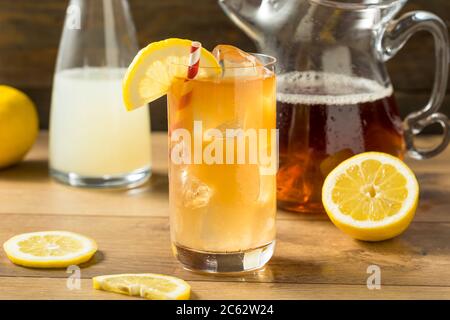 Erfrischende kalte Limonade und Eistee mit einer Zitrone Stockfoto