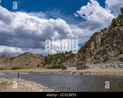 Mann Angeln Gunnison River, Colorado USA Stockfoto