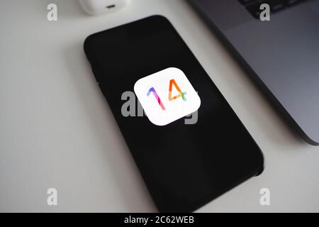 IPhone mit iOS 14 Logo auf dem Bildschirm. Stockfoto