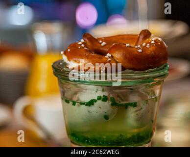 Alarmgläser sind allgegenwärtig. Zum Frühstück werden hausgemachte Marmeladen und Obstsalate darin aufgefüllt. Und sogar die Weißwurst kommt in einem Glas in Oberstdorf, Deutschland Stockfoto