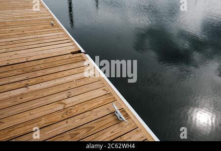 Neu installierte Holzsteg auf einem Hafen in einem nordamerikanischen Hafen gesehen. Stockfoto