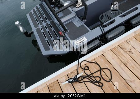 Neu installierte Holzsteg auf einem Hafen in einem nordamerikanischen Hafen gesehen. Stockfoto