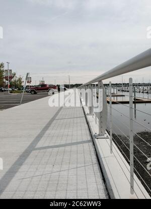 Neu installierte öffentliche Geländer und Fußwegen, die von einem US-Hafen gesehen werden. Stockfoto