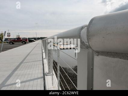 Neu installierte öffentliche Geländer und Fußwegen, die von einem US-Hafen gesehen werden. Stockfoto