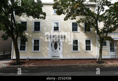 Vorderansicht einer großen, Holzbauwohnung im Stil eines alten Kolonialhauses in Salem, MA. Stockfoto