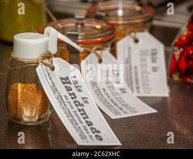 Tausch Treffen Sie den Schwarzmarkt im Delikatessengeschäft „Peter Be Blessed“. Stockfoto