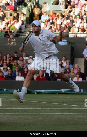 Andy Roddick im Einsatz gegen Richard Gasquet während des Viertelfinalmatches in Wimbledon 2007. Stockfoto