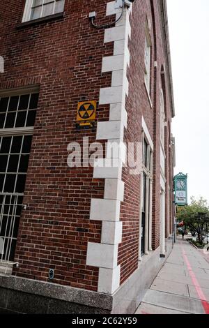 Vintage nukleare Fallout Zeichen gesehen, die an einem Gebäude in einer US-östlichen Stadt befestigt. Stockfoto