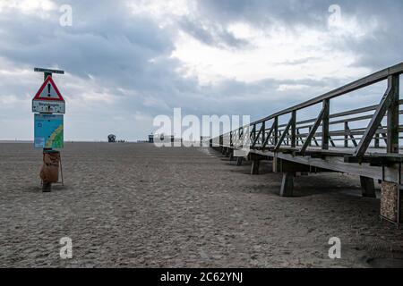 Strand von Sankt Peter-Ording, Deutschland. Die Pfahlbauten ragen bis zu sieben Meter über den Strand. Seit mehr als 100 Jahren prägen die Konstruktionen aus Lärchenholz das Strandbild von St. Peter-Ording. Seenwohnung, Pier Haus am Strand von St. Peter Ording in Deutschland Stockfoto