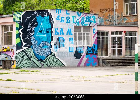 Kyrillische Schrift und Alphabet Buchstaben Graffiti auf der Schulfassade in Sofia Bulgarien Stockfoto