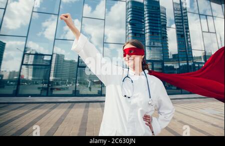 Ärztin in einem Superhelden Cape ist bereit zu helfen. Stockfoto