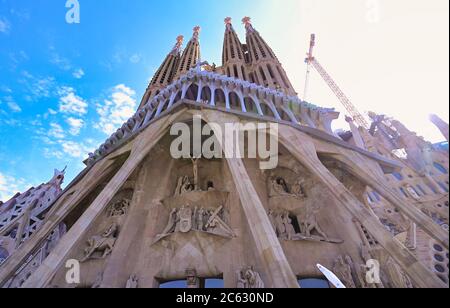 Barcelona, Spanien - 15. Juni 2019: Kathedrale La Sagrada Familia. Entworfen vom Architekten Antonio Gaudi und ist seit 1882 im Bau. Stockfoto