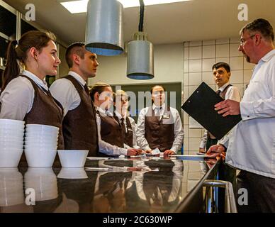 André Siegmann spricht vor dem Gastauftritt des Michelin-Sternekochs Marco Müller in Sankt Peter-Ording mit seiner Service-Brigade Stockfoto